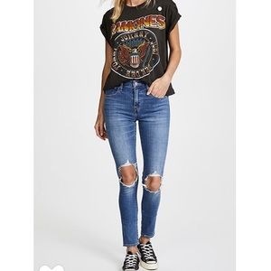 Levi’s 721 high rise skinny distressed Sz 28